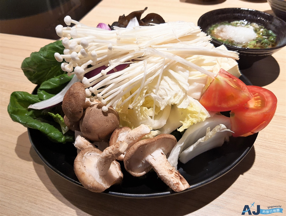 桃園美食 聚北海道昆布鍋桃園統領店 新鮮野菜自助吧吃到飽 桃園火鍋推薦