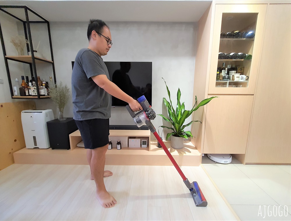 Dyson吸塵器換電池 只要拆三顆螺絲就可以換新電池