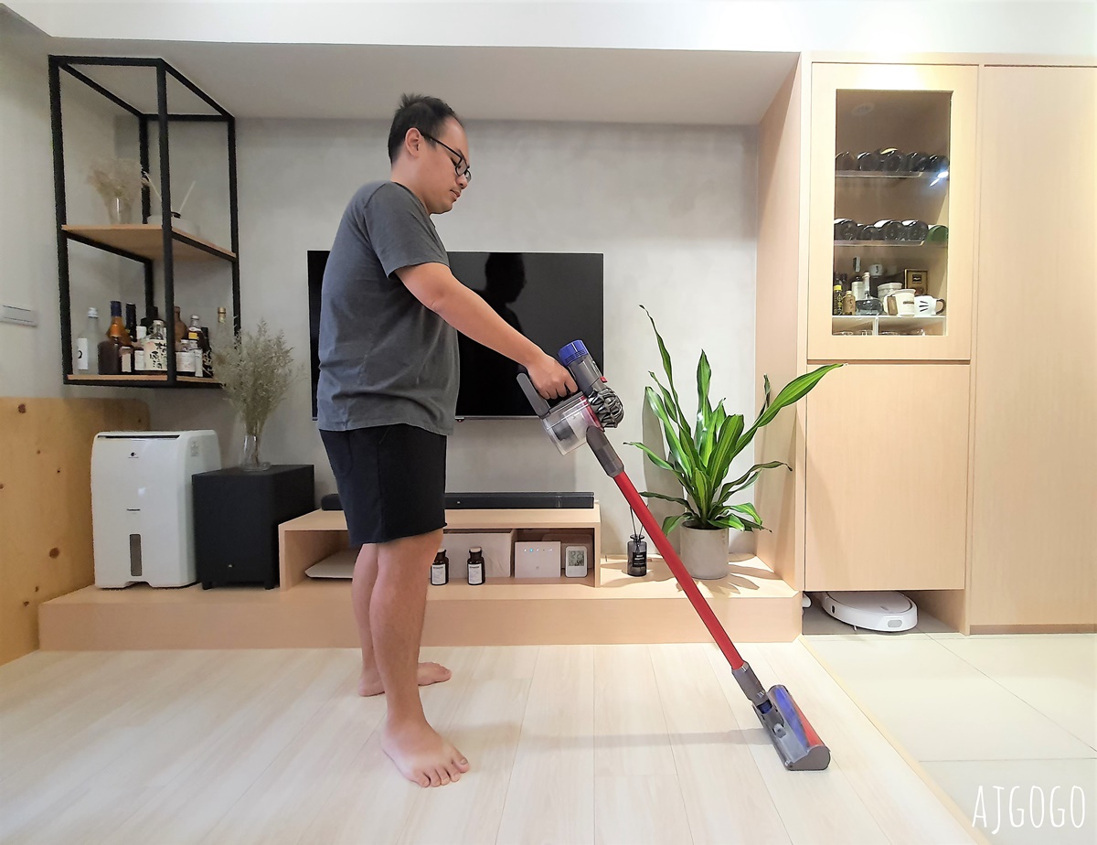 Dyson吸塵器換電池 只要拆三顆螺絲就可以換新電池