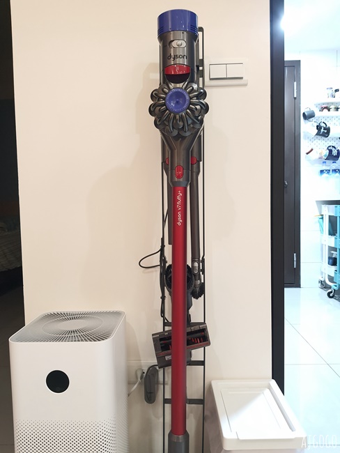 Dyson吸塵器換電池 只要拆三顆螺絲就可以換新電池