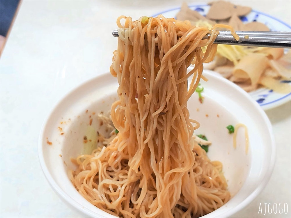 高雄美食 阿財雞絲麵 高雄鹽埕傳統小吃 雞絲麵專賣店、小菜好吃