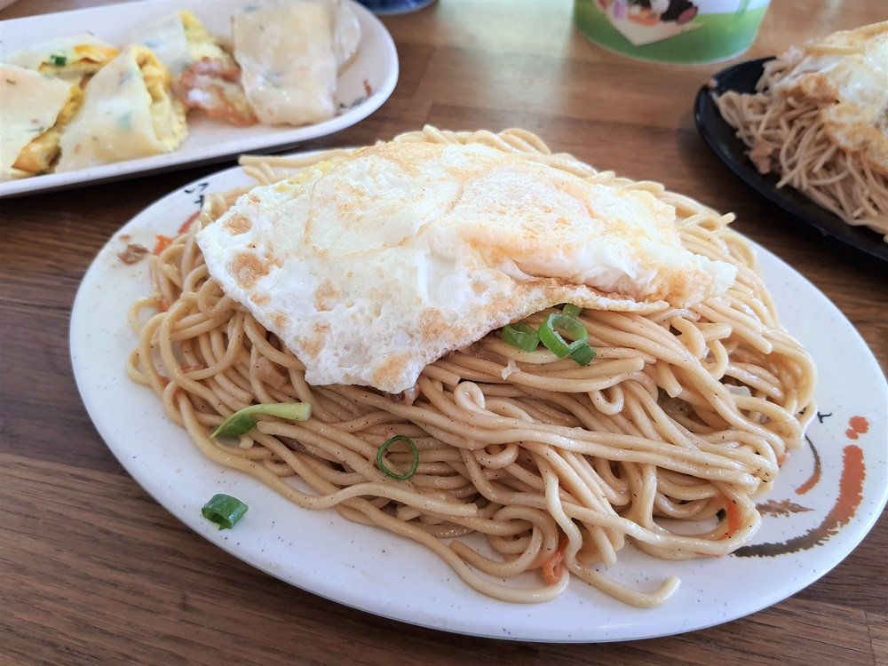 花蓮美食 錢記早餐 花蓮早餐推薦 炒麵、豬血湯、蛋餅是傳統口味