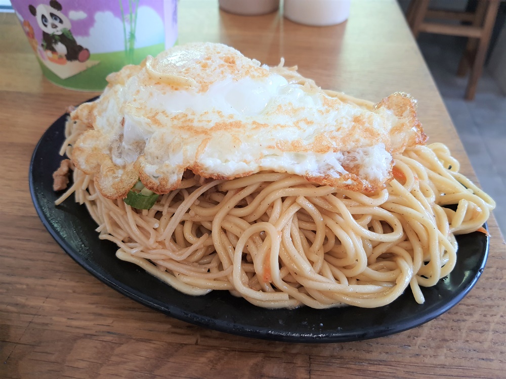 花蓮美食 錢記早餐 花蓮早餐推薦 炒麵、豬血湯、蛋餅是傳統口味