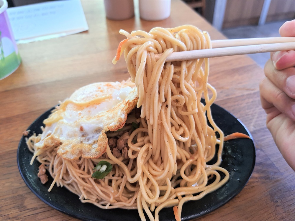 花蓮美食 錢記早餐 花蓮早餐推薦 炒麵、豬血湯、蛋餅是傳統口味