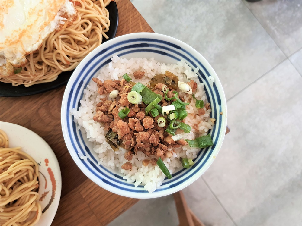 花蓮美食 錢記早餐 花蓮早餐推薦 炒麵、豬血湯、蛋餅是傳統口味