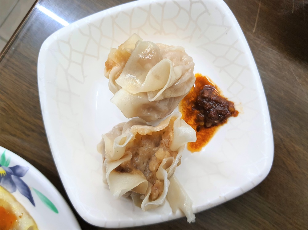 基隆美食 基隆簡家蚵仔煎 蚵仔好新鮮 還有好吃的基隆式燒賣