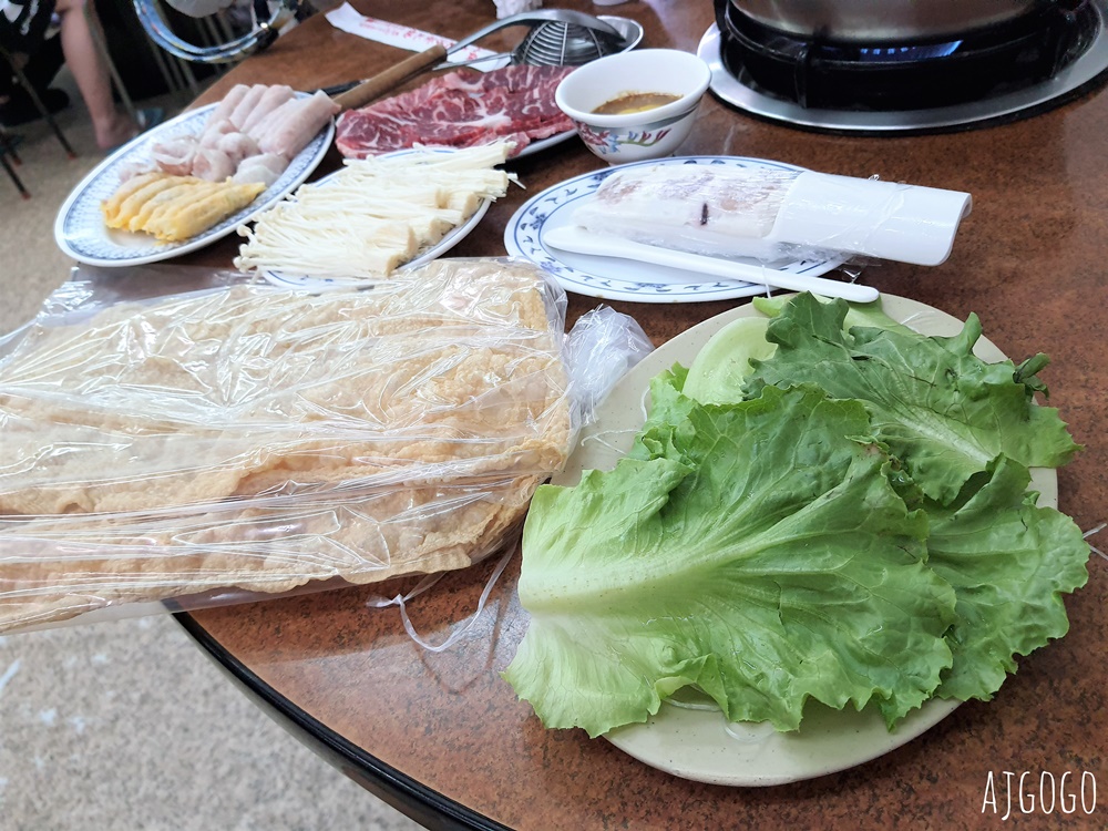 高雄美食 汕頭天天沙茶火鍋 鹽埕火鍋老店 清甜不油膩的扁魚湯頭好喝