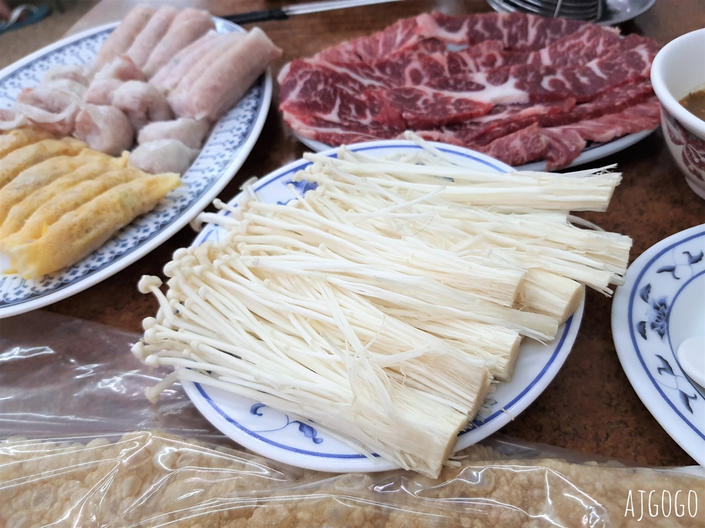 高雄美食 汕頭天天沙茶火鍋 鹽埕火鍋老店 清甜不油膩的扁魚湯頭好喝