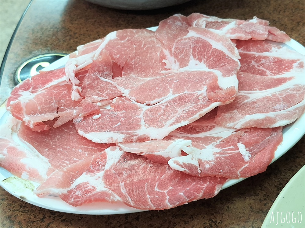 高雄美食 汕頭天天沙茶火鍋 鹽埕火鍋老店 清甜不油膩的扁魚湯頭好喝