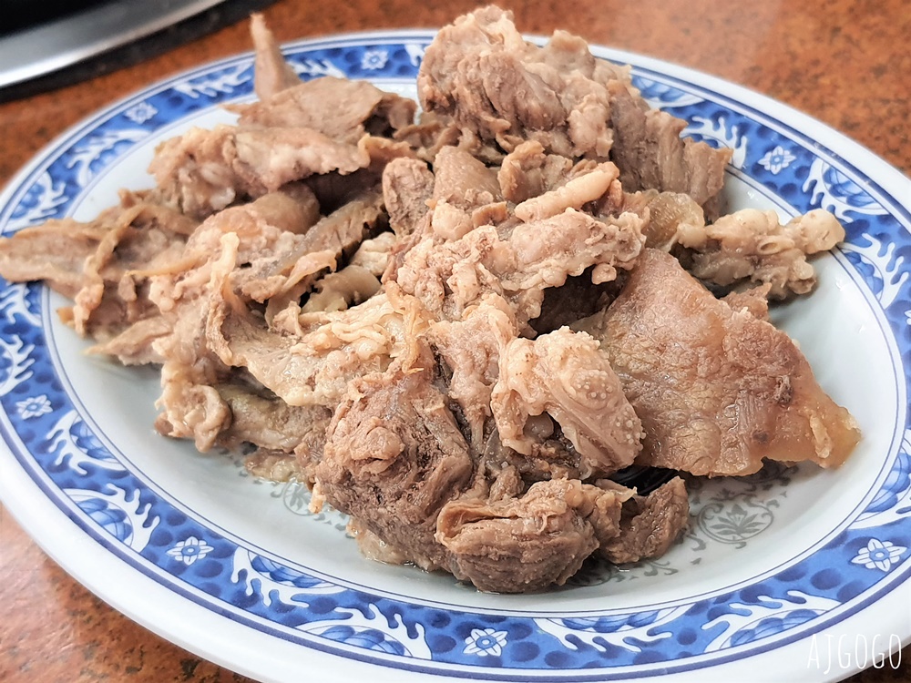 高雄美食 汕頭天天沙茶火鍋 鹽埕火鍋老店 清甜不油膩的扁魚湯頭好喝