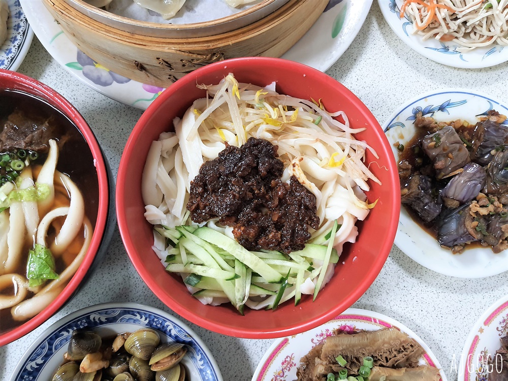 南投美食 梅園餡餅粥 中興新村美食推薦 小菜、豬肉蒸餃、酸辣湯好吃