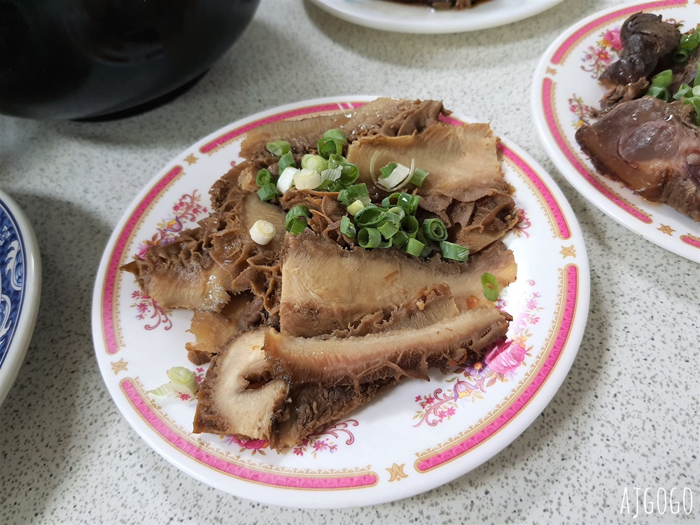 南投美食 梅園餡餅粥 中興新村美食推薦 小菜、豬肉蒸餃、酸辣湯好吃