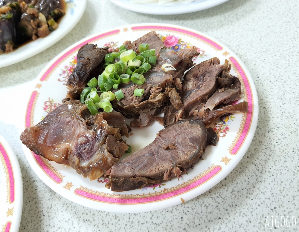南投美食 梅園餡餅粥 中興新村美食推薦 小菜、豬肉蒸餃、酸辣湯好吃