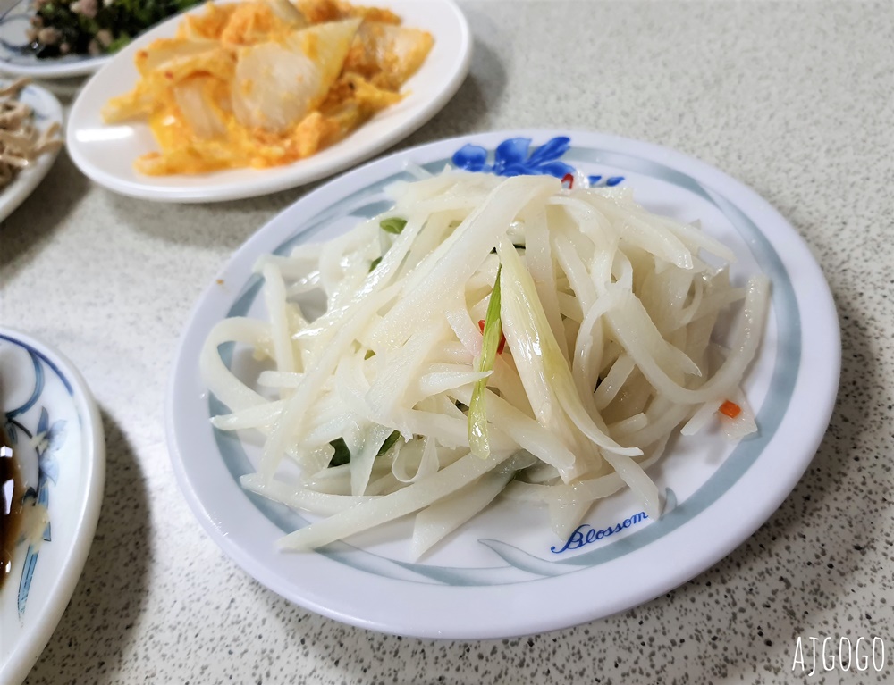 南投美食 梅園餡餅粥 中興新村美食推薦 小菜、豬肉蒸餃、酸辣湯好吃