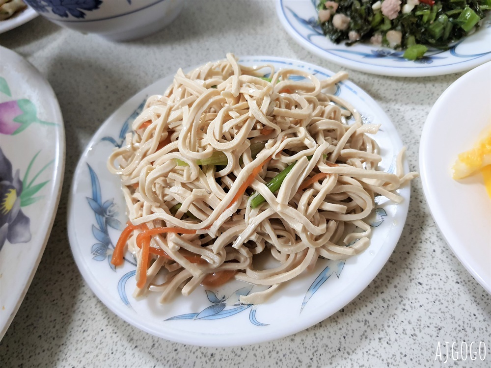 南投美食 梅園餡餅粥 中興新村美食推薦 小菜、豬肉蒸餃、酸辣湯好吃