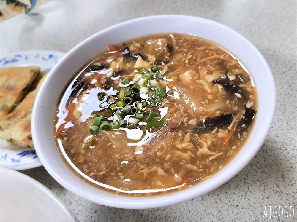 南投美食 梅園餡餅粥 中興新村美食推薦 小菜、豬肉蒸餃、酸辣湯好吃