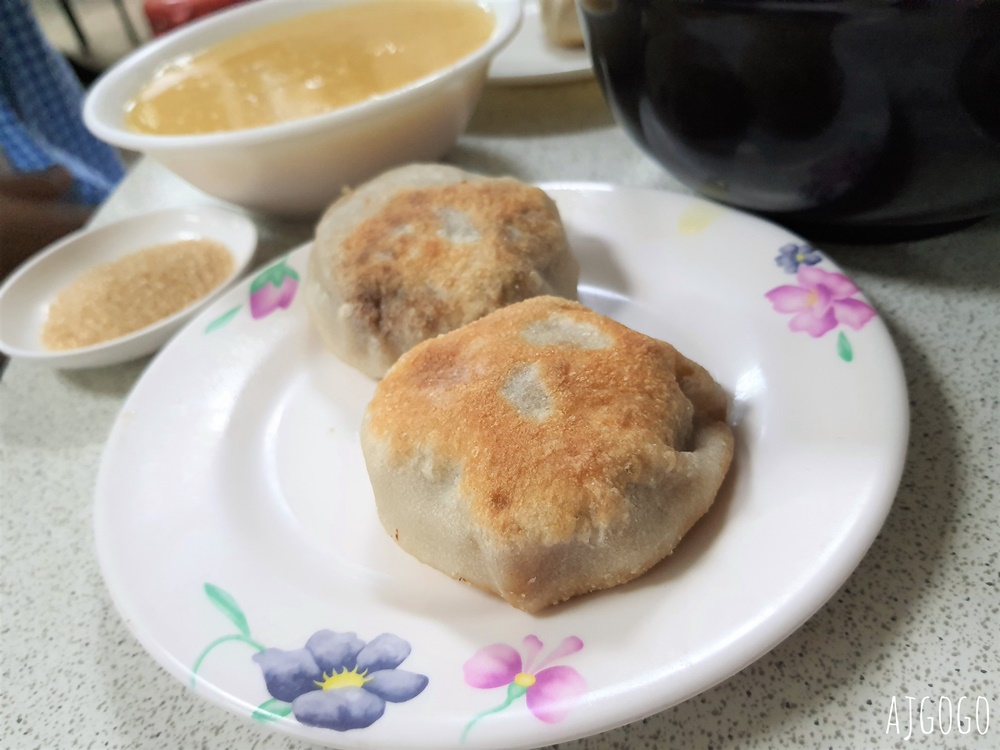 南投美食 梅園餡餅粥 中興新村美食推薦 小菜、豬肉蒸餃、酸辣湯好吃