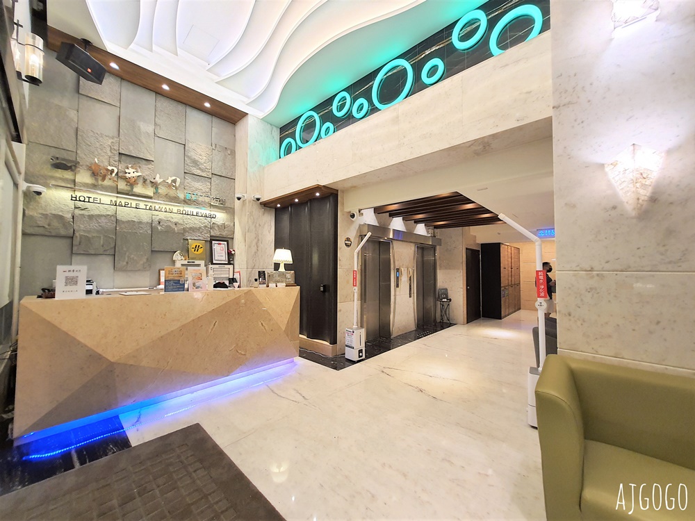 2026台中住宿 楓華沐月台灣大道行館 台中飯店推薦 標準家庭房、停車場
