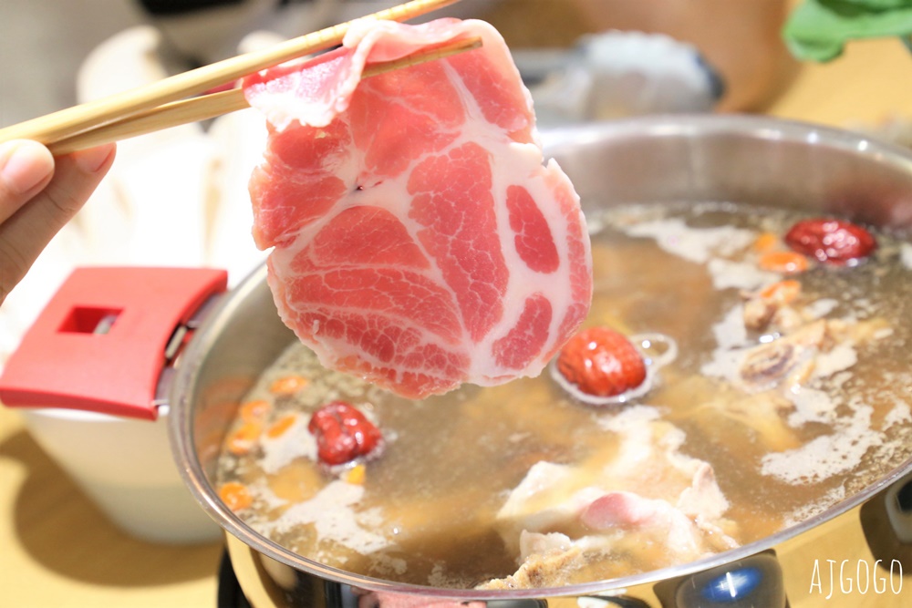 火鍋宅配 在家吃松阪火鍋組 台灣豬肉送到家 還有好喝的養生藥膳龍骨湯組 火鍋宅配 在家吃松阪火鍋組 台灣豬肉送到家 還有好喝的養生藥膳龍骨湯組