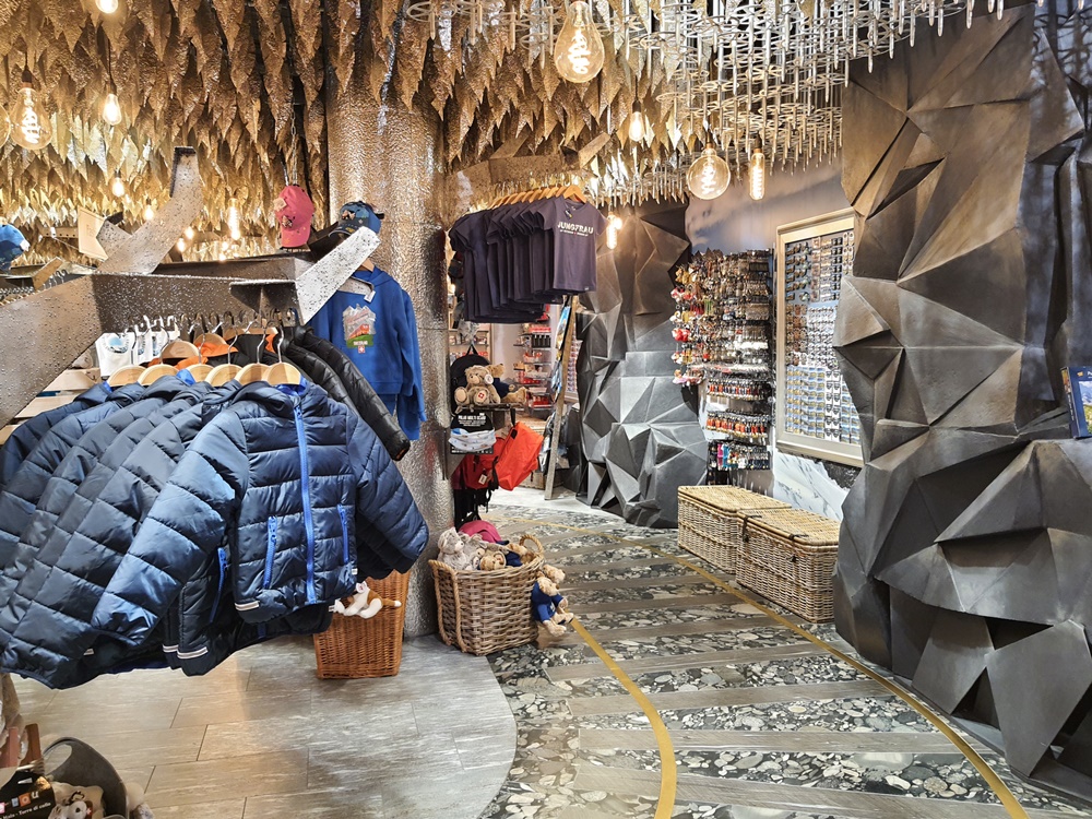 2026瑞士旅遊 少女峰紀念品旗艦店 因特拉肯市區 Top of Europe Flagship Store