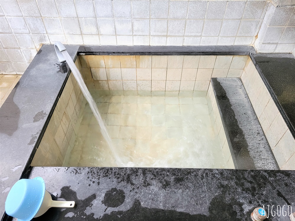 2026烏來溫泉 烏來名湯溫泉會館 半露天雙人湯屋 桶後溪水聲中享受溫泉 免費停車場、接駁車 烏來一日遊