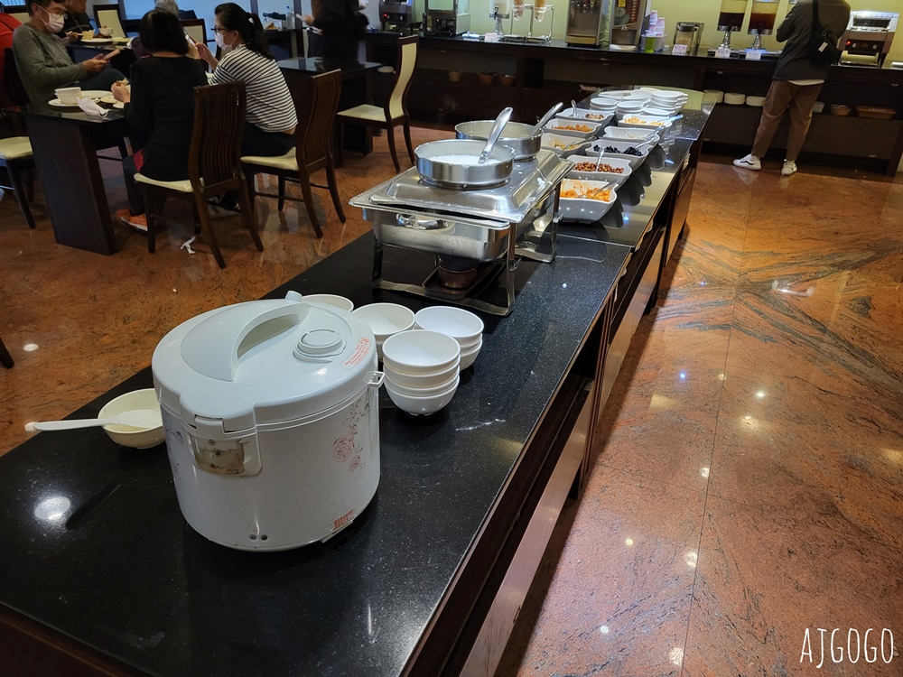 2026台中住宿 雙星大飯店 台中車站飯店 早餐、停車場、豪華四人房 台中飯店