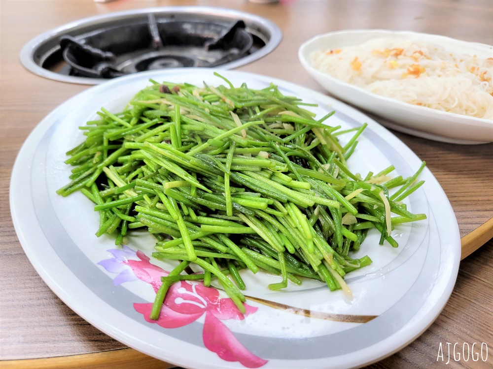 高雄美食 大群土雞料理 高雄月世界美食 豆乳雞、梅子雞是經典菜