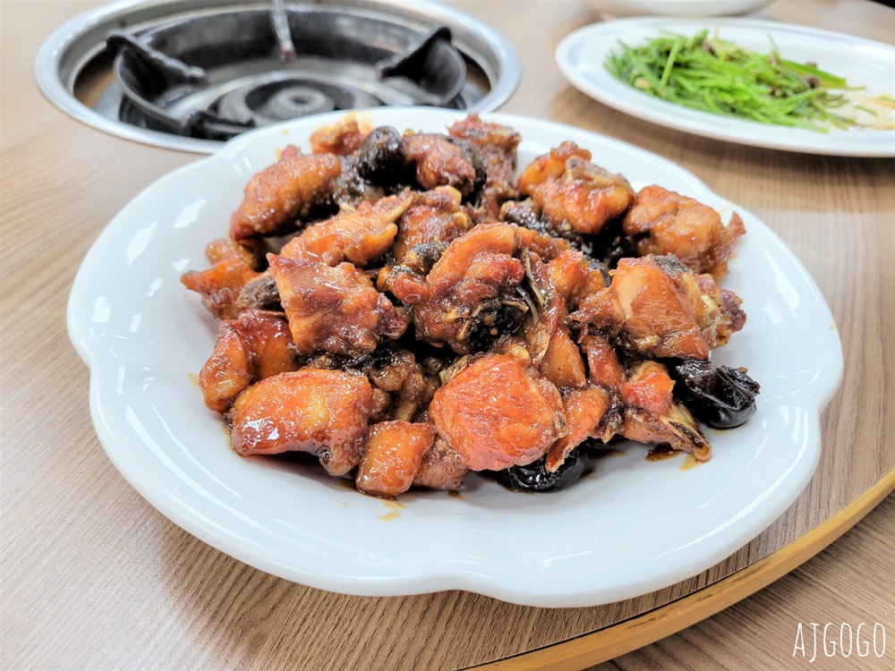 高雄美食 大群土雞料理 高雄月世界美食 豆乳雞、梅子雞是經典菜