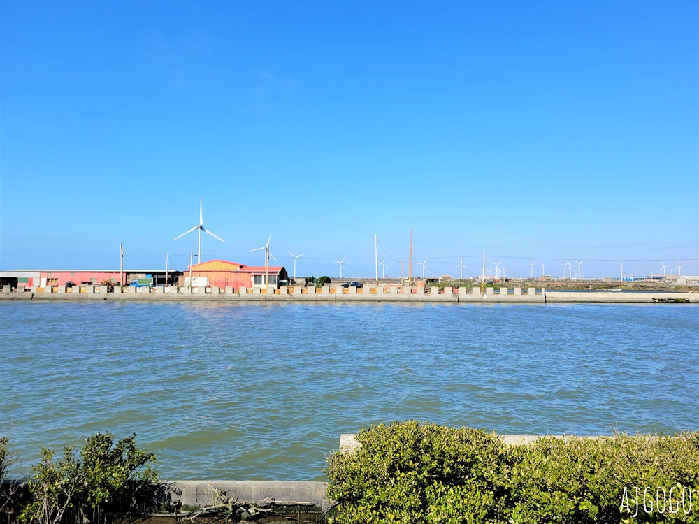彰化景點 芳苑王功燈塔 黑白相間的時髦燈塔 守護彰化沿海漁船安全