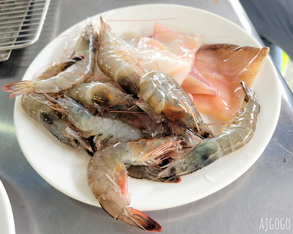 小琉球美食 好香香碳烤 小琉球烤肉、熱食吃到飽 魷魚、雞腿、蛤蜊表現不錯