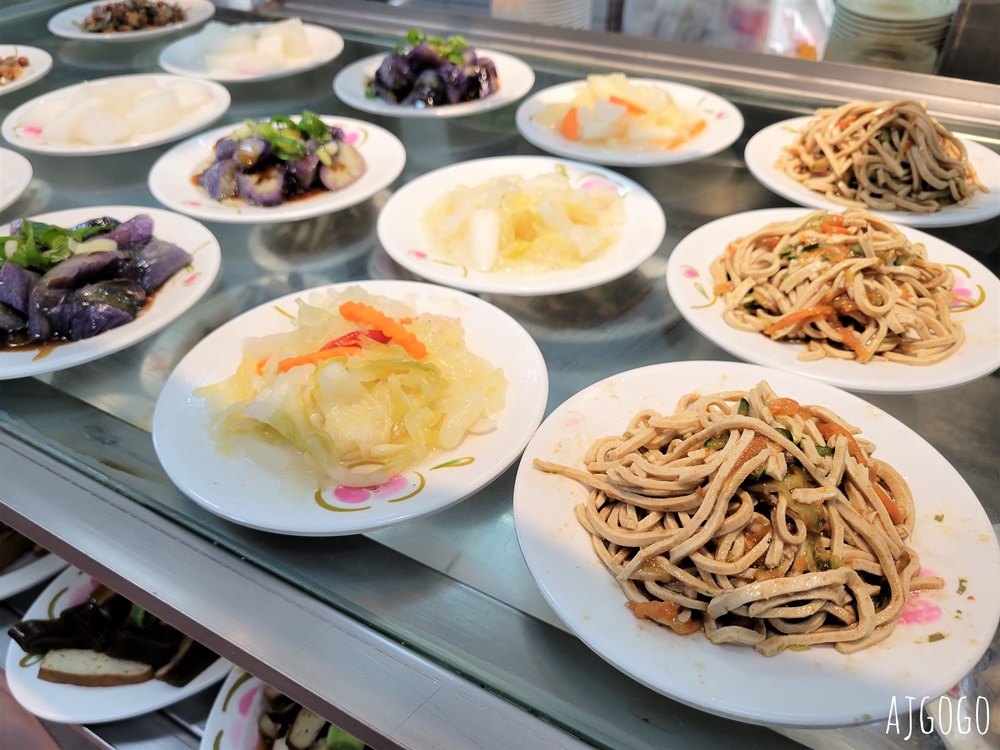 2026苗栗美食 賴新魁麵館 三義總店 苗栗三義客家麵館 餛飩粄條超大碗 小菜選擇多
