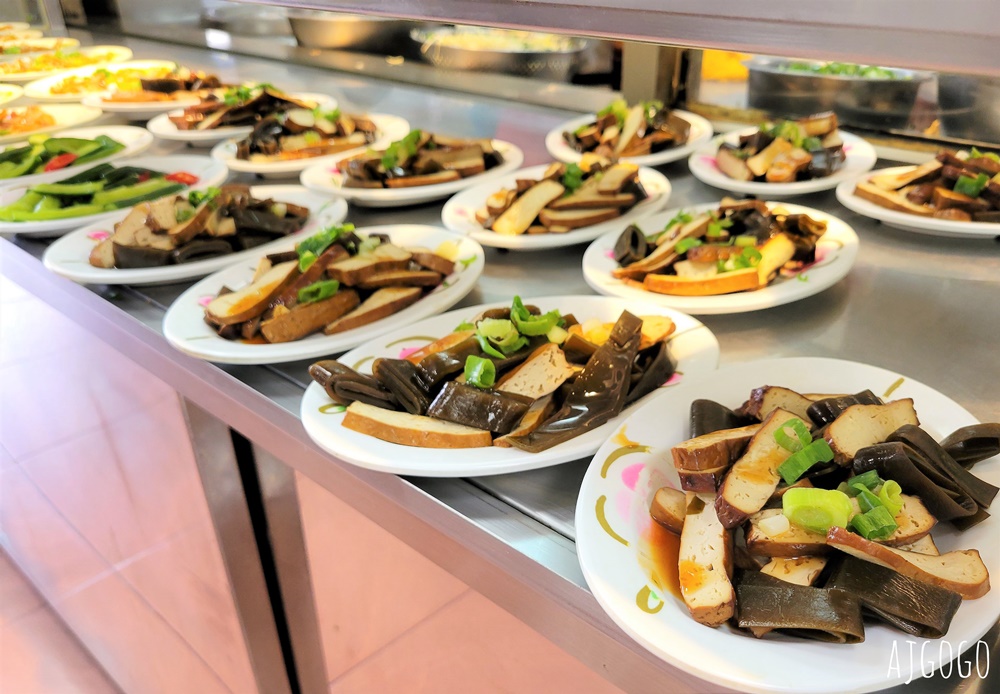 2026苗栗美食 賴新魁麵館 三義總店 苗栗三義客家麵館 餛飩粄條超大碗 小菜選擇多