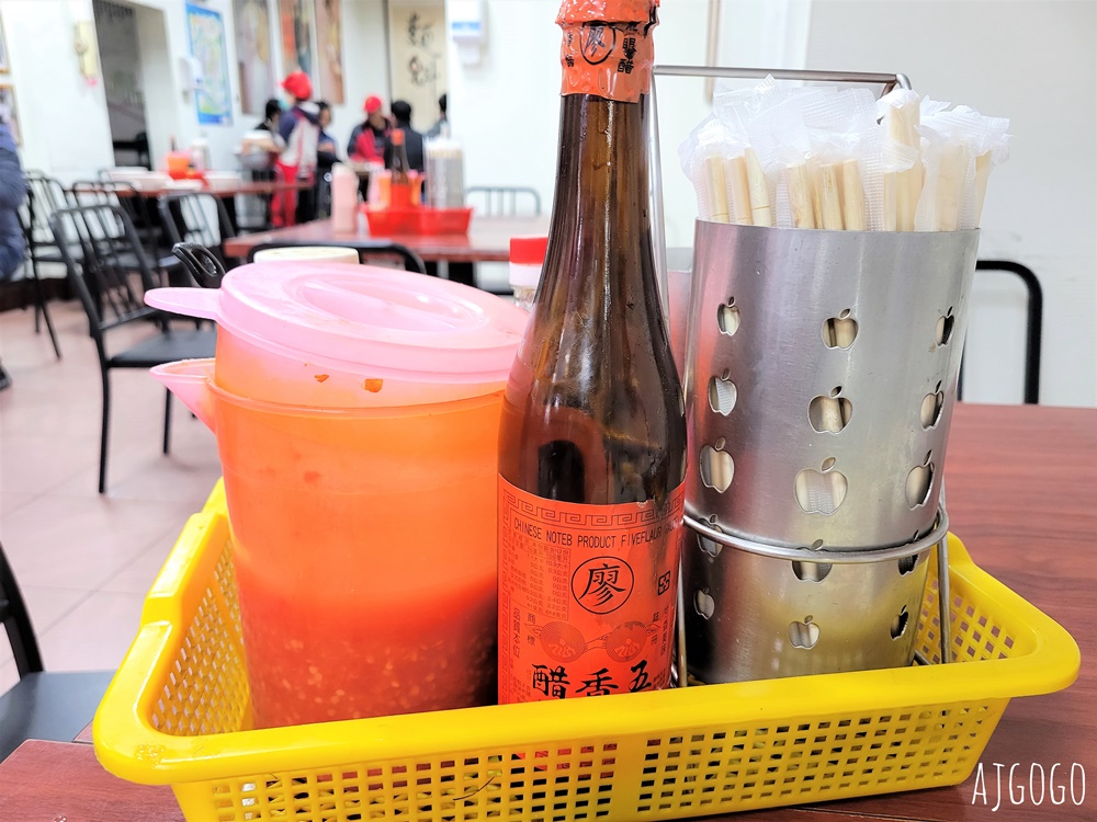2026苗栗美食 賴新魁麵館 三義總店 苗栗三義客家麵館 餛飩粄條超大碗 小菜選擇多