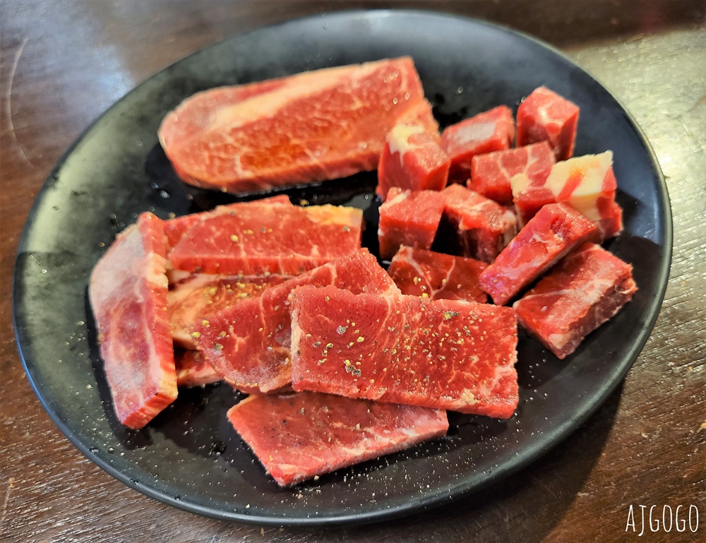 桃園美食 嘴上功夫 嘴邊肉桃園店 碳火燒肉吃到飽 牛舌、牛五花、魷魚好吃 桃園餐廳推薦