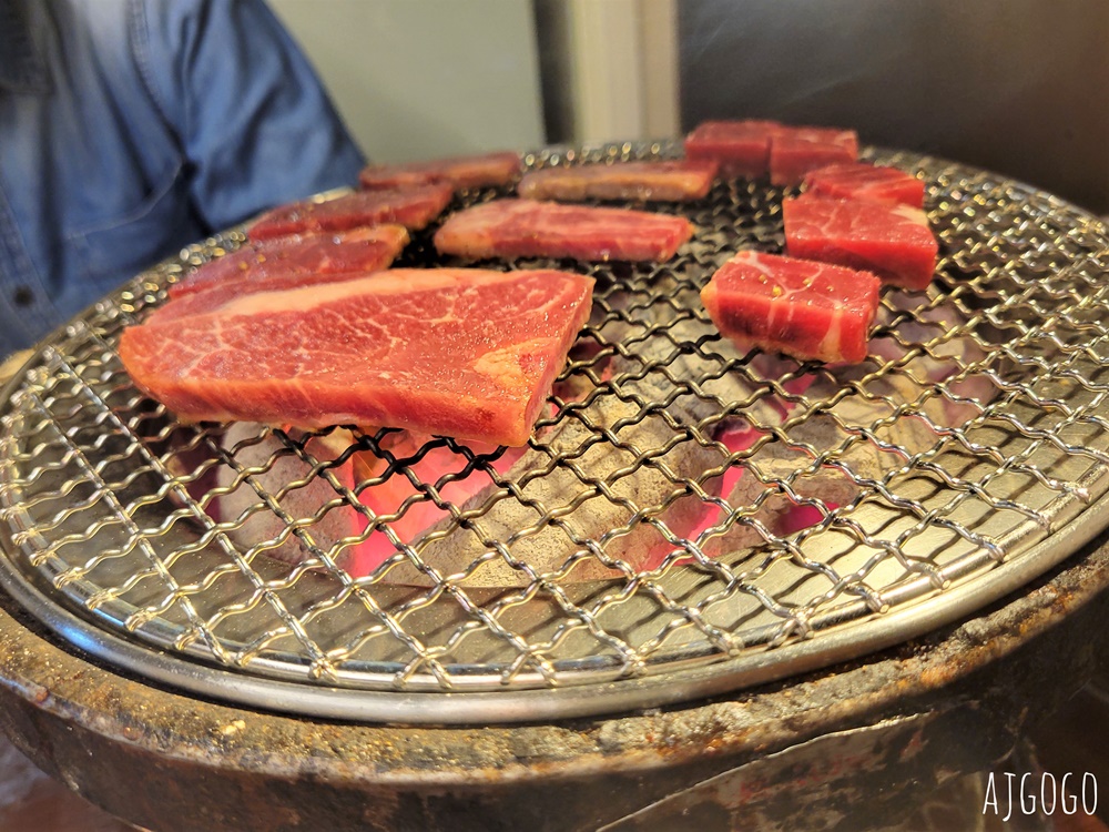 桃園美食 嘴上功夫 嘴邊肉桃園店 碳火燒肉吃到飽 牛舌、牛五花、魷魚好吃 桃園餐廳推薦