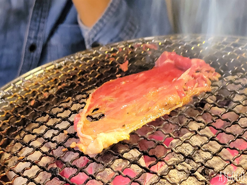 桃園美食 嘴上功夫 嘴邊肉桃園店 碳火燒肉吃到飽 牛舌、牛五花、魷魚好吃 桃園餐廳推薦