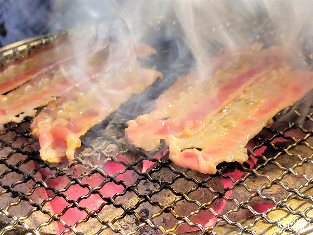 桃園美食 嘴上功夫 嘴邊肉桃園店 碳火燒肉吃到飽 牛舌、牛五花、魷魚好吃 桃園餐廳推薦