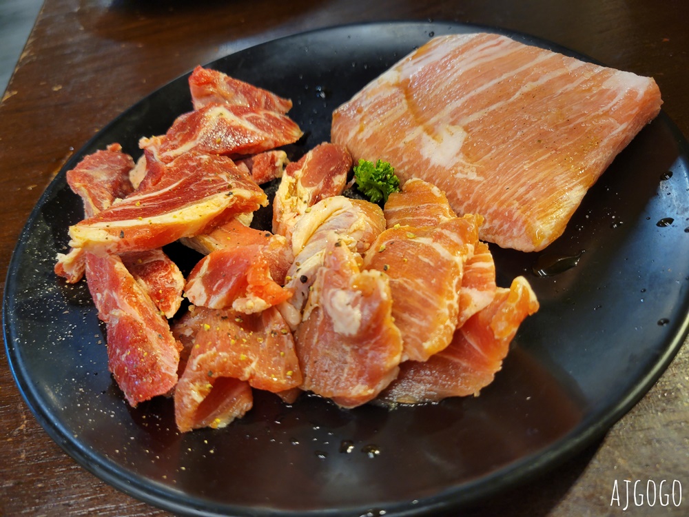 桃園美食 嘴上功夫 嘴邊肉桃園店 碳火燒肉吃到飽 牛舌、牛五花、魷魚好吃 桃園餐廳推薦