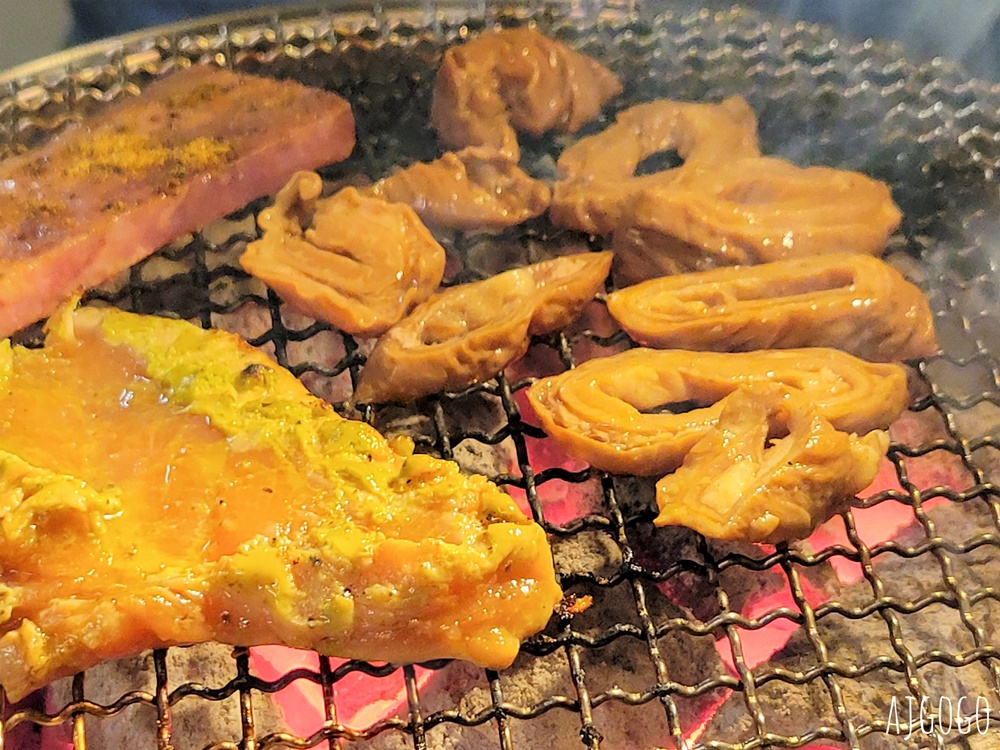 桃園美食 嘴上功夫 嘴邊肉桃園店 碳火燒肉吃到飽 牛舌、牛五花、魷魚好吃 桃園餐廳推薦