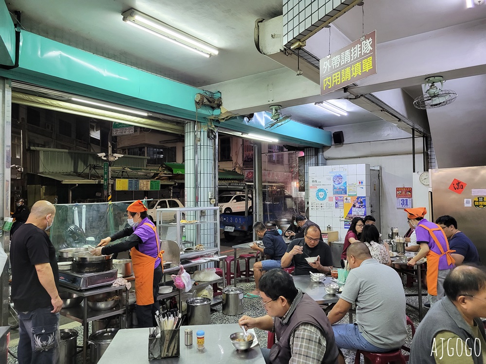 嘉義美食 金門魯肉飯 生意很好的宵夜小吃攤 筒仔米糕還行 嘉義美食 金門魯肉飯 生意很好的宵夜小吃攤 筒仔米糕還行