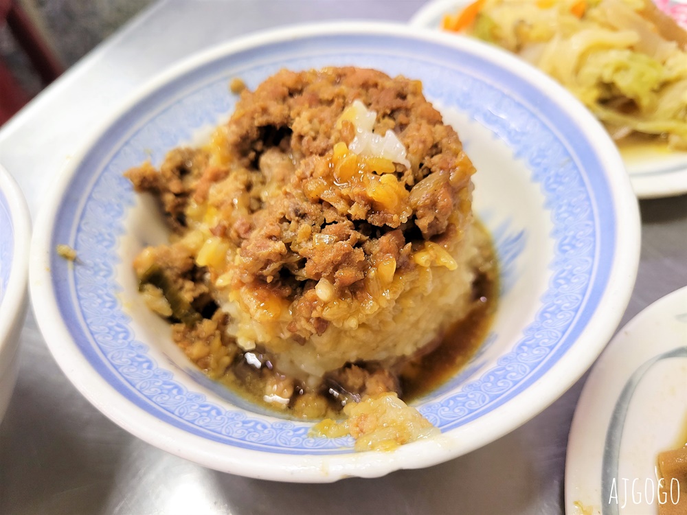 嘉義美食 金門魯肉飯 生意很好的宵夜小吃攤 筒仔米糕還行
