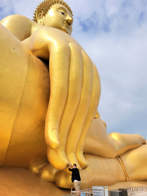 泰國旅遊 泰國最高佛像 Wat Muang 紅統廊曼寺的巨大金佛