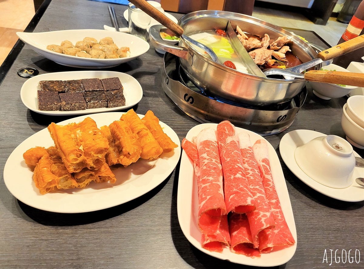 桃園美食 夫妻肺片麻辣鍋桃園店 好吃的麻辣鴛鴦鍋 鴨血豆腐、牛雜、老油條