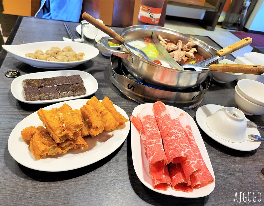 桃園美食 夫妻肺片麻辣鍋桃園店 好吃的麻辣鴛鴦鍋 鴨血豆腐、牛雜、老油條