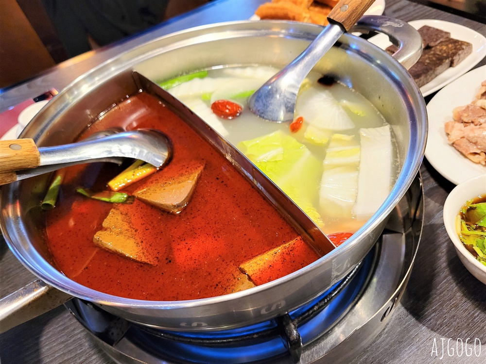 桃園美食 夫妻肺片麻辣鍋桃園店 好吃的麻辣鴛鴦鍋 鴨血豆腐、牛雜、老油條