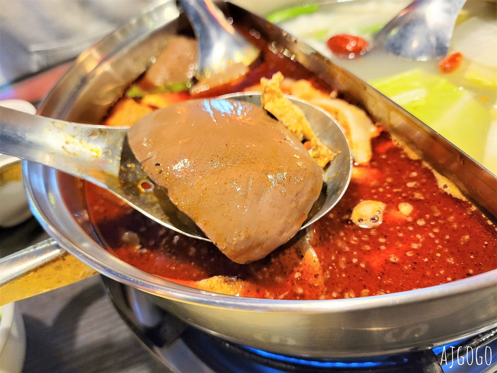桃園美食 夫妻肺片麻辣鍋桃園店 好吃的麻辣鴛鴦鍋 鴨血豆腐、牛雜、老油條