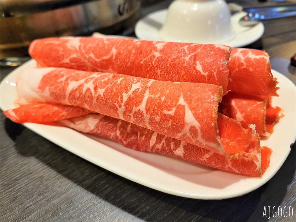桃園美食 夫妻肺片麻辣鍋桃園店 好吃的麻辣鴛鴦鍋 鴨血豆腐、牛雜、老油條