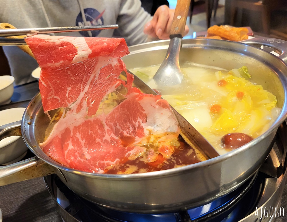 桃園美食 夫妻肺片麻辣鍋桃園店 好吃的麻辣鴛鴦鍋 鴨血豆腐、牛雜、老油條