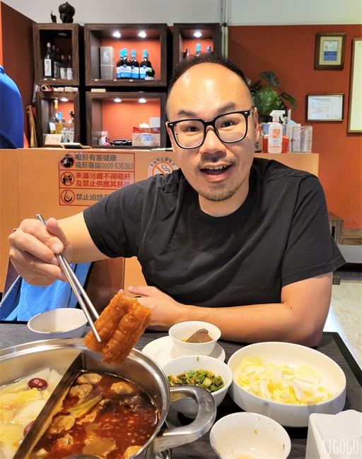 桃園美食 夫妻肺片麻辣鍋桃園店 好吃的麻辣鴛鴦鍋 鴨血豆腐、牛雜、老油條
