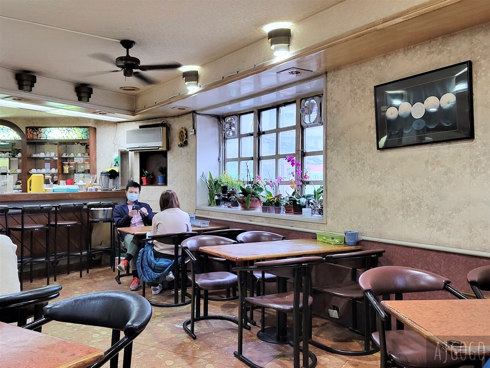 桃園美食 我愛蜜蜂 老派咖啡廳簡餐店 青椒牛肉飯最多人推
